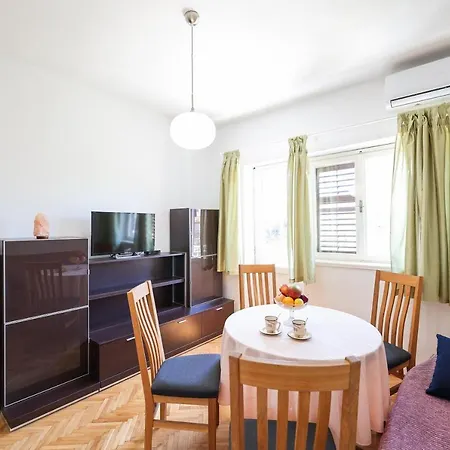 3 Bedroom For 5 People Apartment *