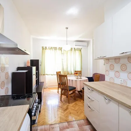 Apartment 3 Bedroom For 5 People