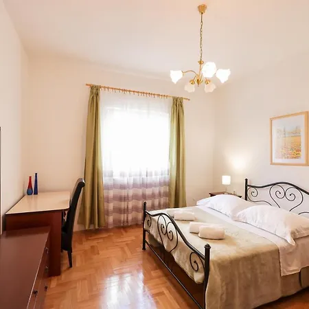 3 Bedroom For 5 People Daire Zadar