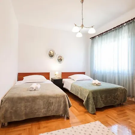 Apartment 3 Bedroom For 5 People Zadar