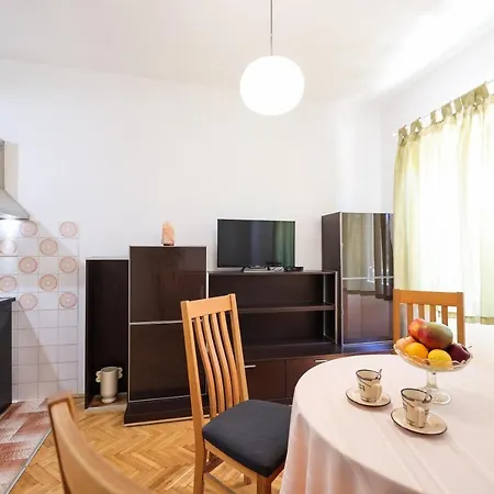 Apartment 3 Bedroom For 5 People