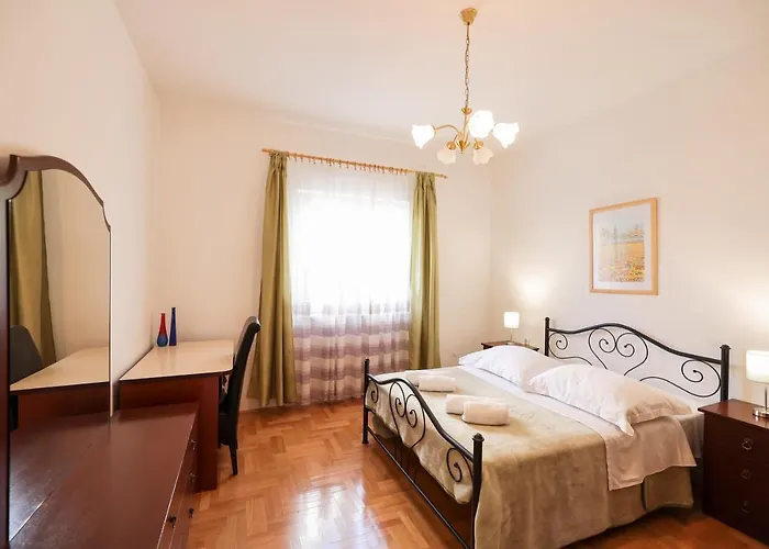 3 Bedroom For 5 People Daire Zadar